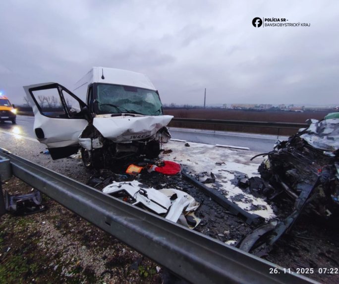 Na snÃƒÂ­mke rozbitÃƒÂ¡ dodÃƒÂ¡vka po nehode na R2.