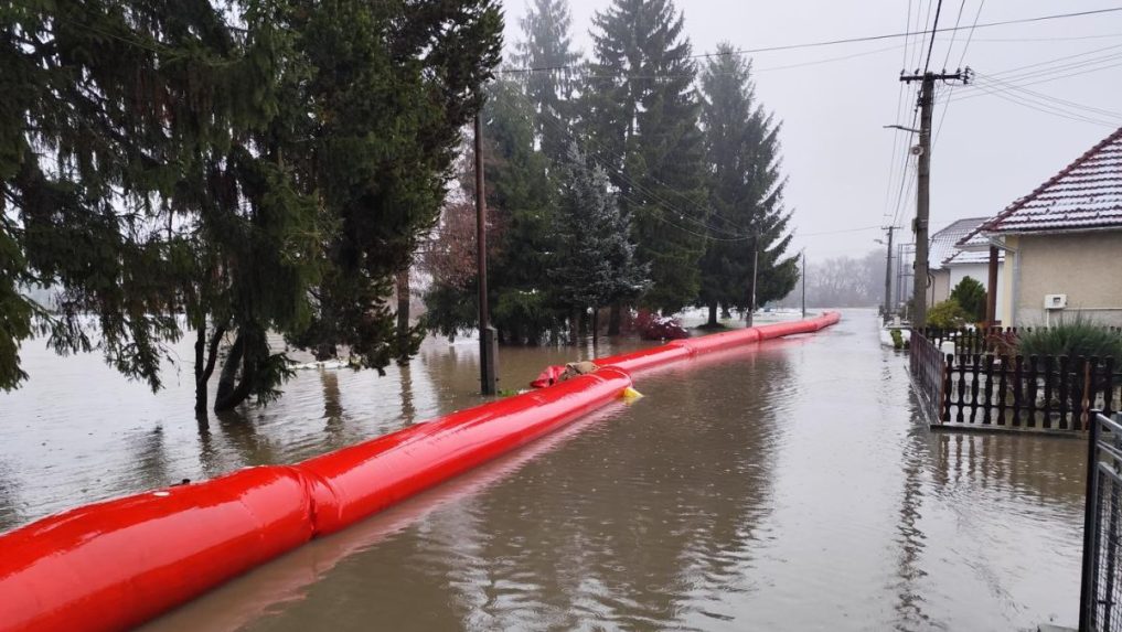 Zatopené sú už viaceré polia a lúky.