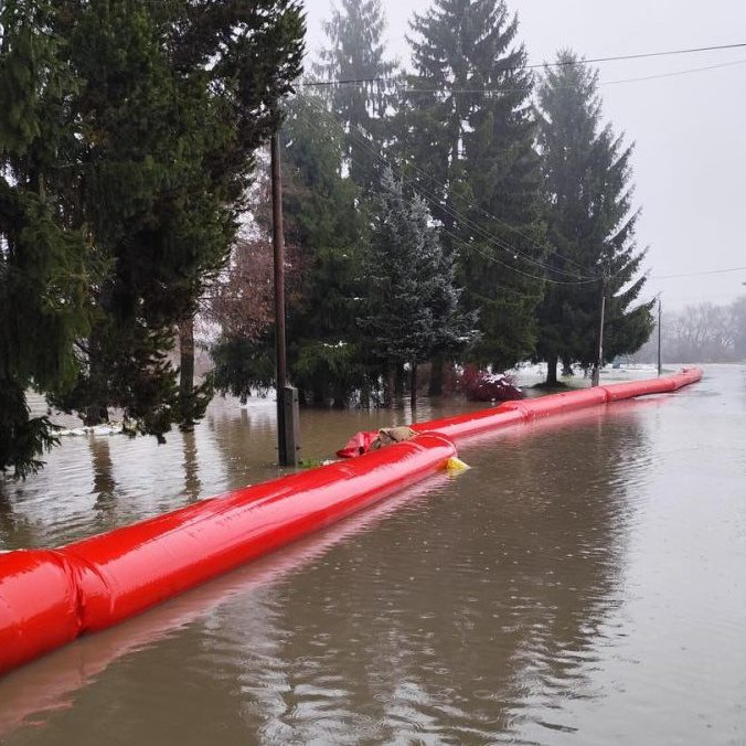 Zatopené sú už viaceré polia a lúky.