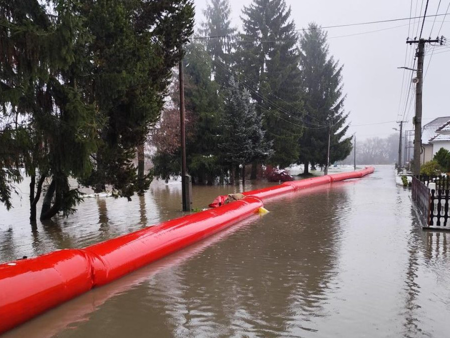 Zatopené sú už viaceré polia a lúky.
