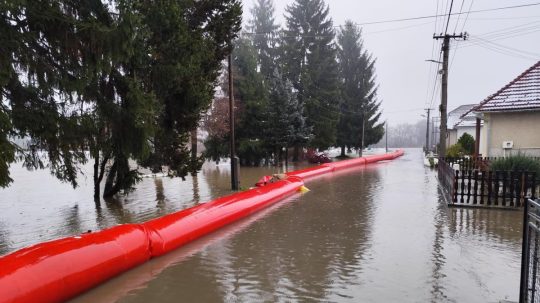 Zatopené sú už viaceré polia a lúky.