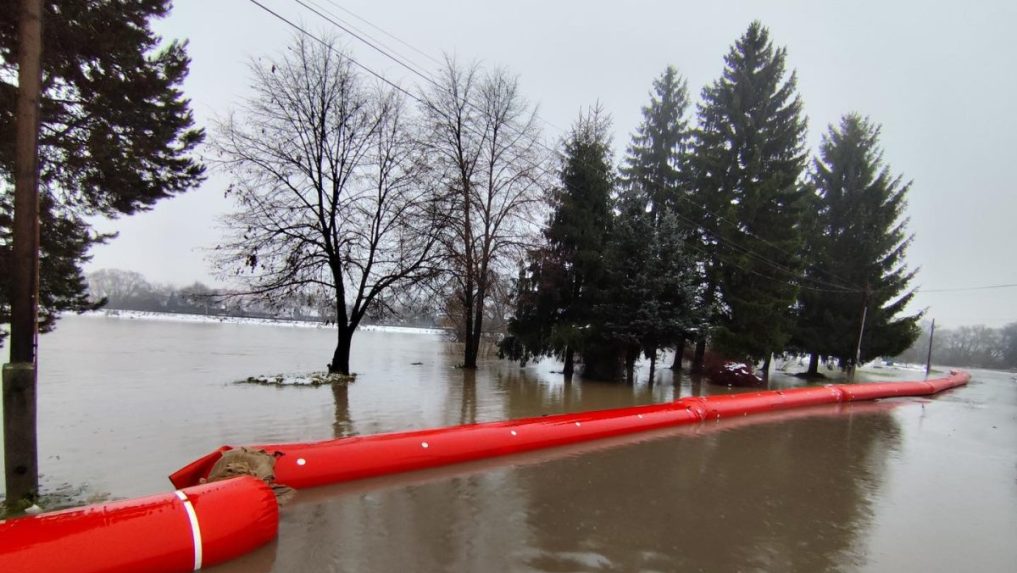ProblÃƒÂ©my s vyliatÃƒÂ­m Hrona zo svojho koryta hlÃƒÂ¡sia niektorÃƒÂ© obce leÃ…Â¾iace na jeho strednom toku.