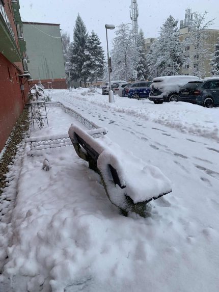 FOTO: Na strednom a východnom Slovensku platia výstrahy, meteorológovia očakávajú vyše 30 centimetrov snehu