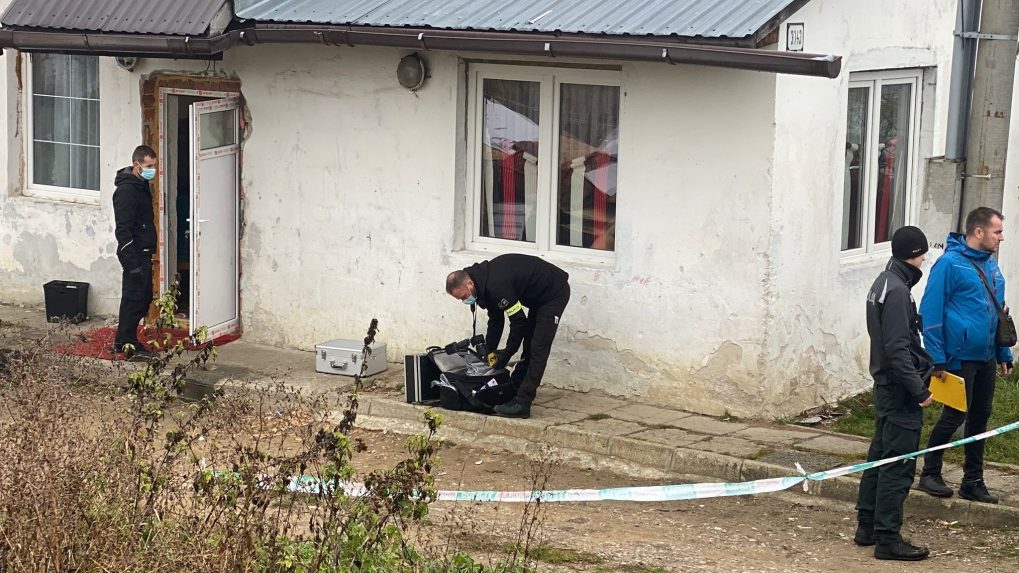 Na snÃƒÂ­mke policajti zaisÃ…Â¥ujÃƒÂº stopy na mieste ÃƒÂºtoku v SpiÃ…Â¡skej Novej Vsi.