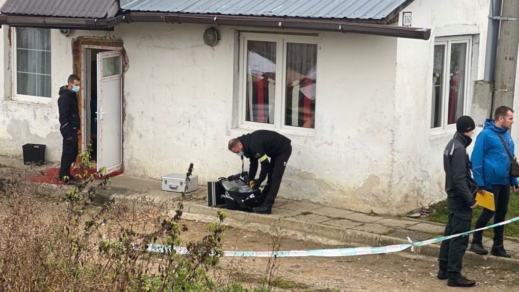 Na snímke policajti zaisťujú stopy na mieste útoku v Spišskej Novej Vsi.