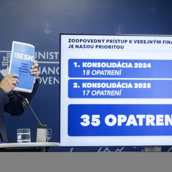 Minister financií SR Ladislav Kamenický (Smer-SD) počas predstavovania konsolidačného balíku.