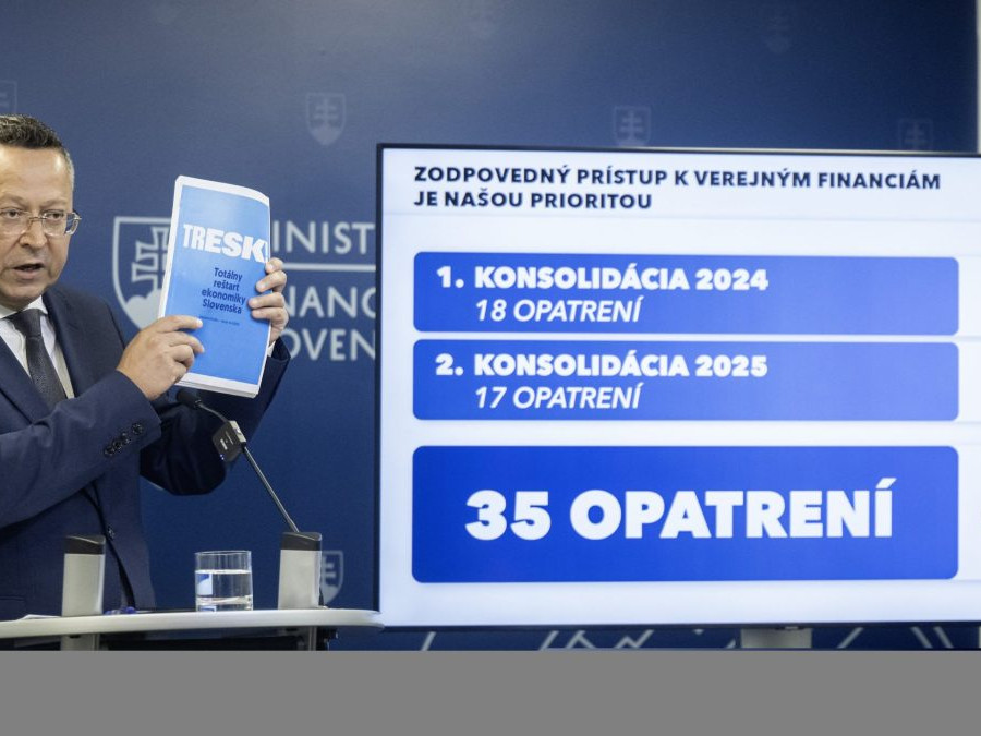 Minister financií SR Ladislav Kamenický (Smer-SD) počas predstavovania konsolidačného balíku.