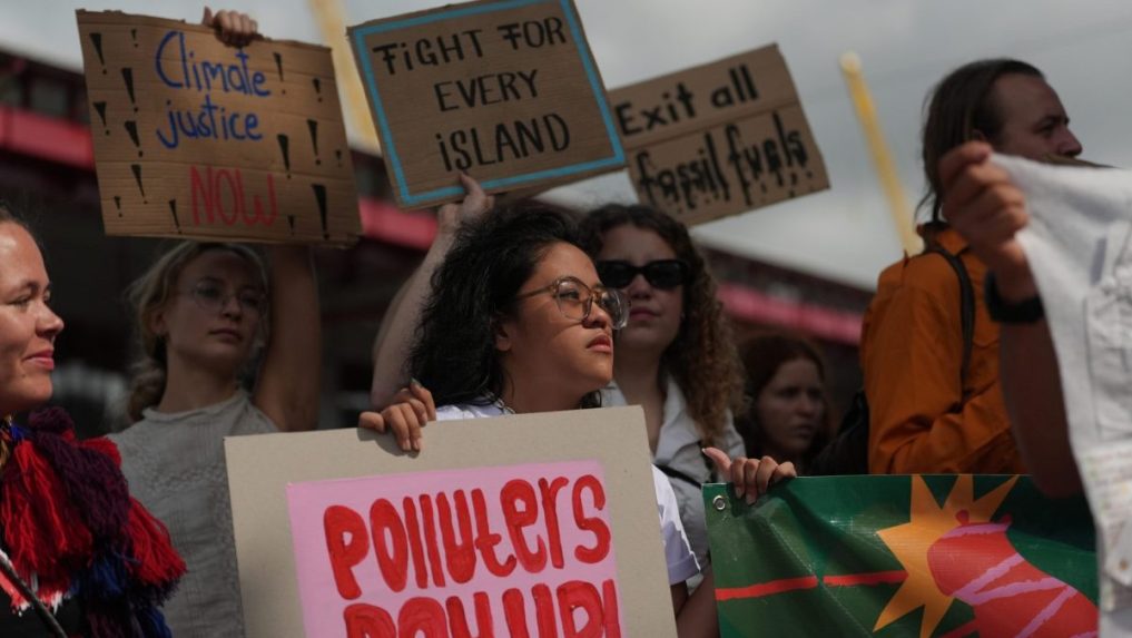 Na snÃƒÂ­mke protestujÃƒÂºci pred vstupom na samit COP30.