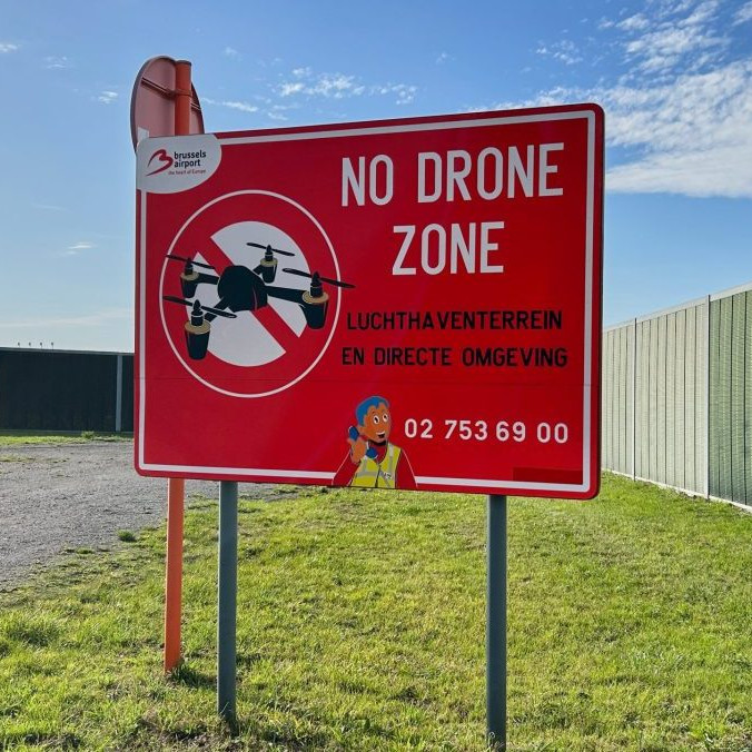 Tabuľa s nápisom Zákaz lietania dronov pri bruselskom letisku Zaventem.
