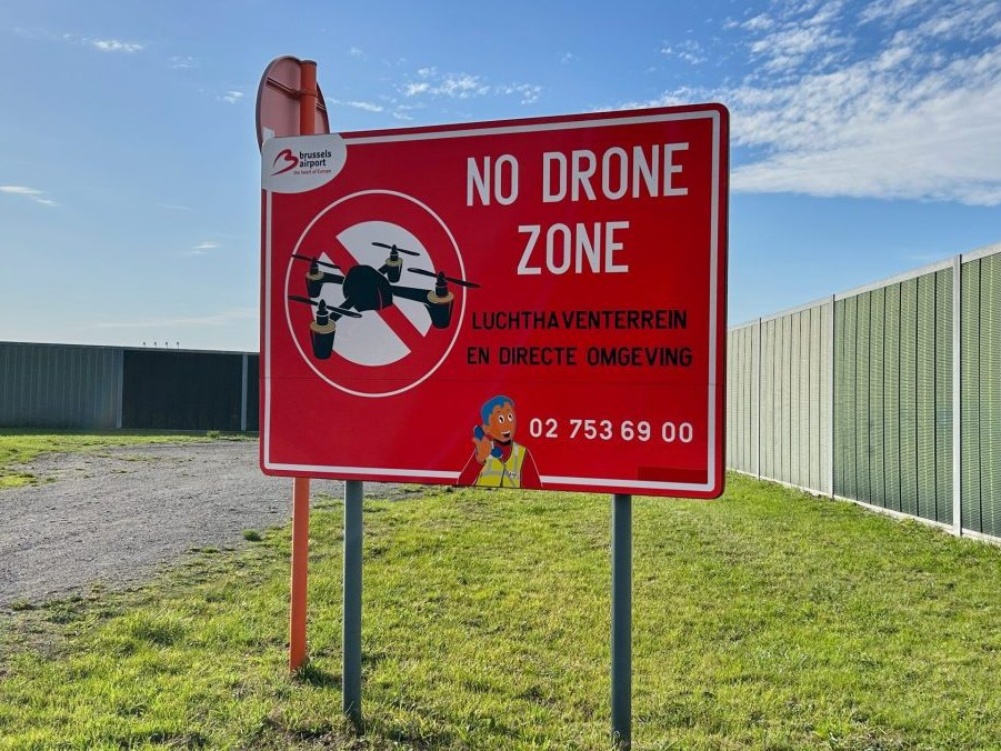 Tabuľa s nápisom Zákaz lietania dronov pri bruselskom letisku Zaventem.