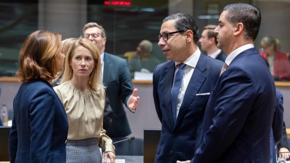 Na snímke Kaja Kallasová s Tanjou Fajonovou, Constantinosom Kombosom a Ianom Borgom.