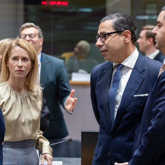 Na snímke Kaja Kallasová s Tanjou Fajonovou, Constantinosom Kombosom a Ianom Borgom.