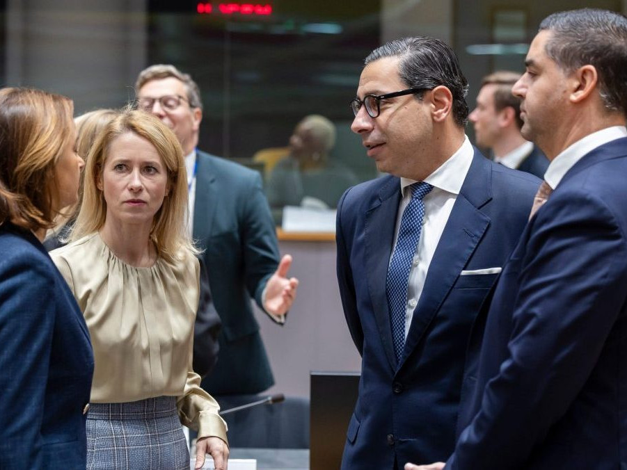 Na snímke Kaja Kallasová s Tanjou Fajonovou, Constantinosom Kombosom a Ianom Borgom.