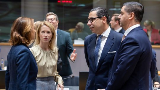 Na snímke Kaja Kallasová s Tanjou Fajonovou, Constantinosom Kombosom a Ianom Borgom.