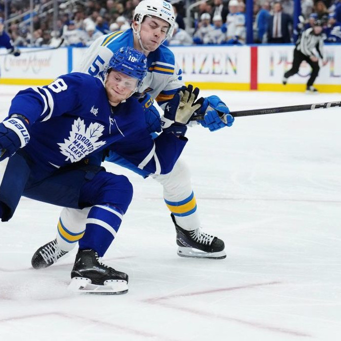 Dalibor Dvorský a Steven Lorentz bojujú o puk.