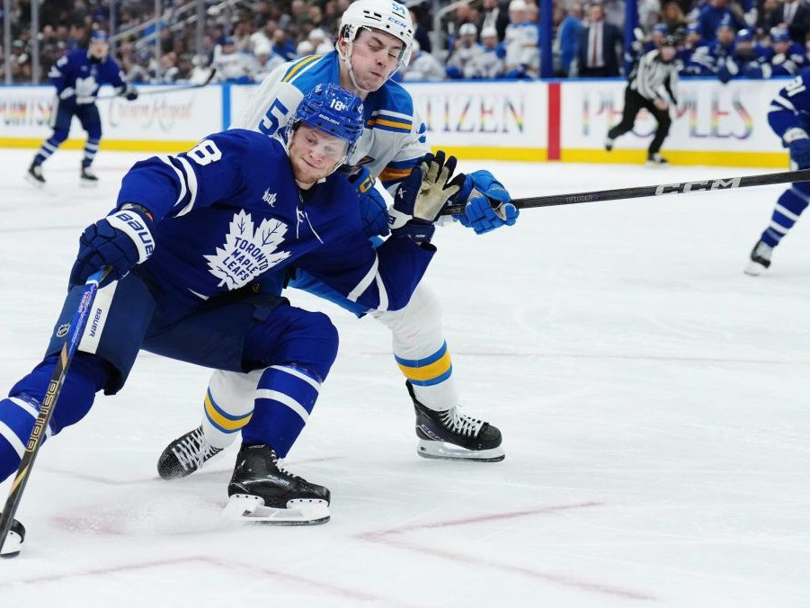 Dalibor Dvorský a Steven Lorentz bojujú o puk.