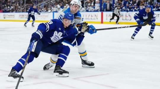 Dalibor Dvorský a Steven Lorentz bojujú o puk.