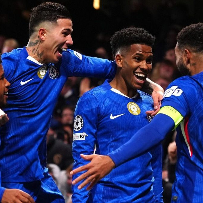 Futbalisti FC Chelsea sa tešia po strelení gólu.