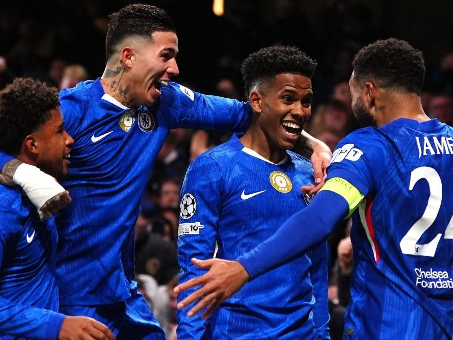 Futbalisti FC Chelsea sa tešia po strelení gólu.