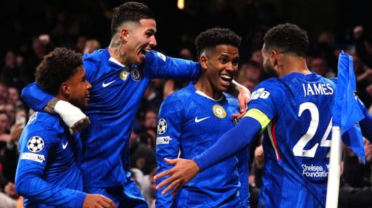 Futbalisti FC Chelsea sa tešia po strelení gólu.