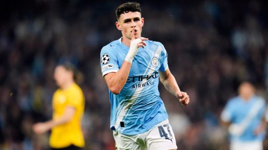 Hráč Phil Foden z Manchestru City sa teší z gólu.