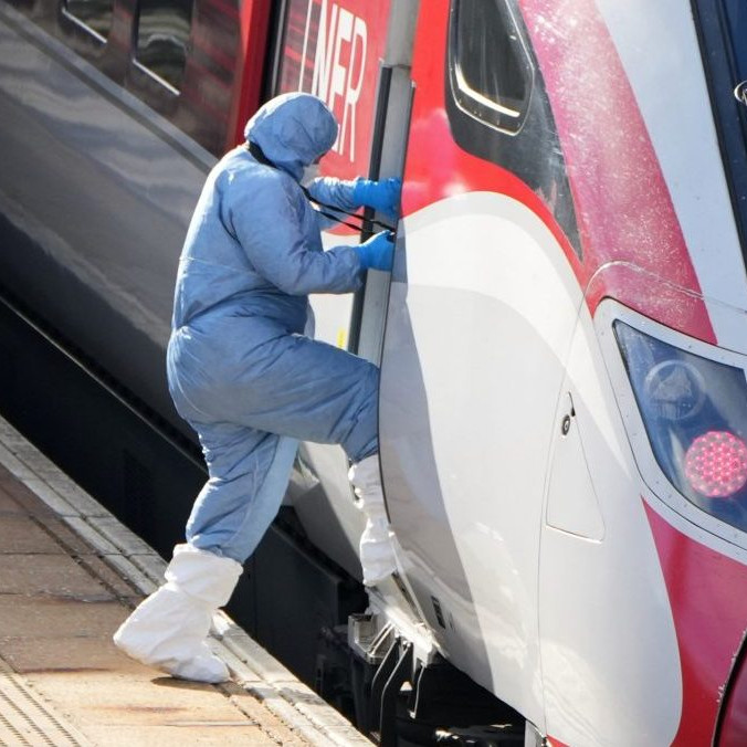 Forenzný vyšetrovateľ vstupuje do vlaku po útoku nožom.