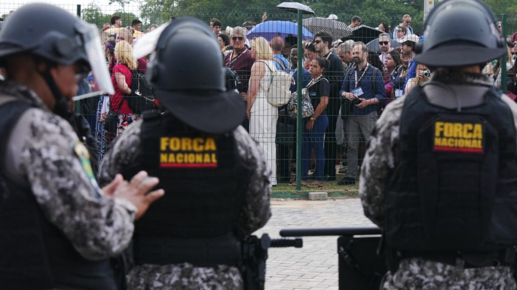 Na snímke protestujúci a polícia pred vstupom na samit COP30.