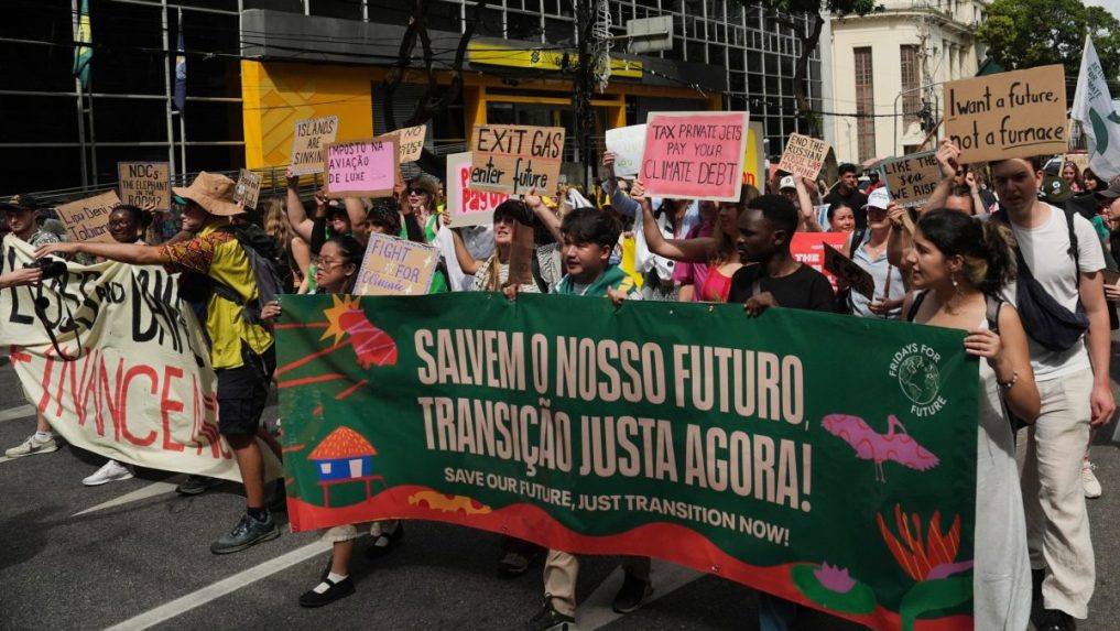 Na snímke protestujúci pred vstupom na samit COP30.