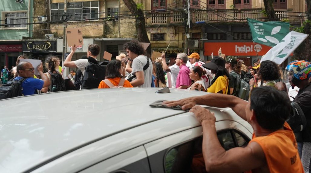 Na snímke protestujúci pred vstupom na samit COP30.