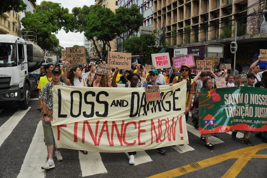 Na snímke protestujúci pred vstupom na samit COP30.