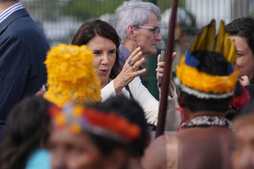 Na snÃƒÂ­mke protestujÃƒÂºci pred vstupom na samit COP30.