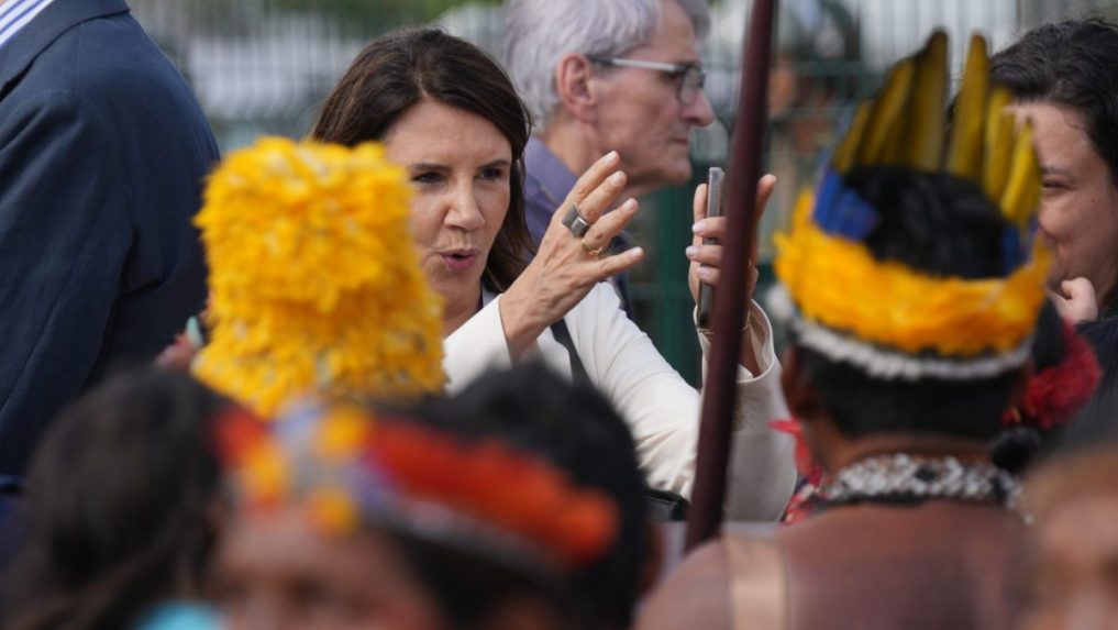 Na snímke protestujúci pred vstupom na samit COP30.