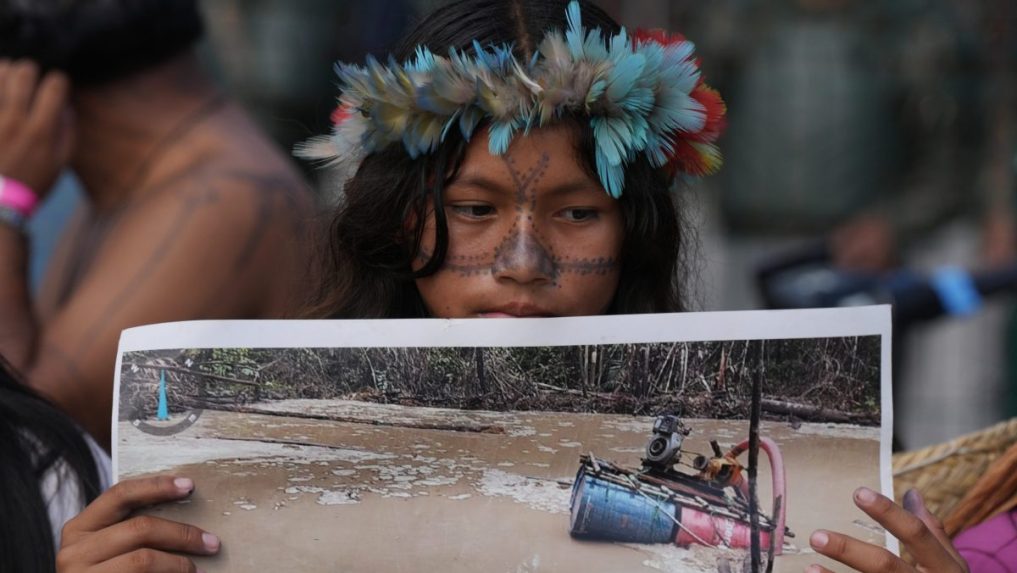 Na snímke dievča na proteste pred vstupom na samit COP30.
