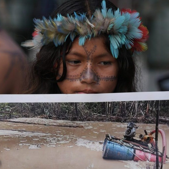 Na snímke dievča na proteste pred vstupom na samit COP30.