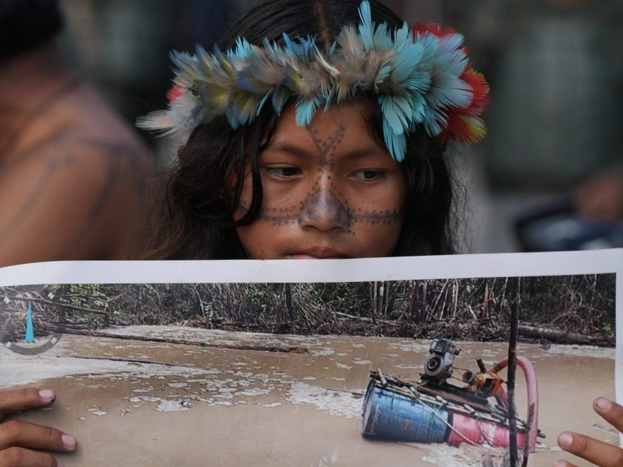Na snímke dievča na proteste pred vstupom na samit COP30.