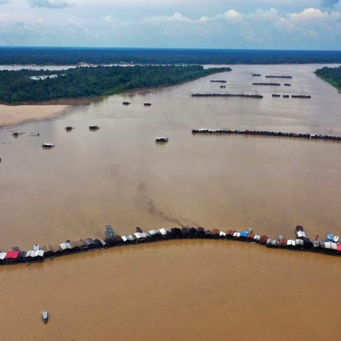 Bagre prevádzkované nelegálnymi baníkmi hľadajú zlato na rieke Madeira.