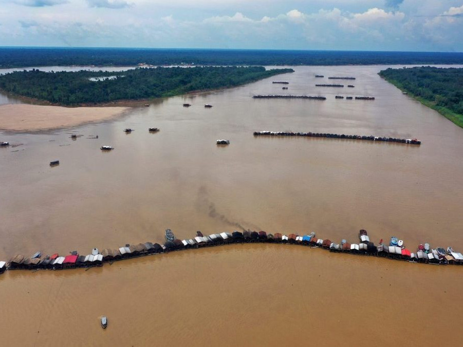 Bagre prevádzkované nelegálnymi baníkmi hľadajú zlato na rieke Madeira.