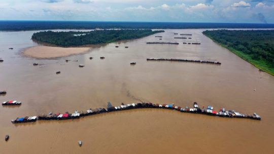 Bagre prevádzkované nelegálnymi baníkmi hľadajú zlato na rieke Madeira.