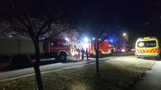 Päť ľudí zahynulo pri zrážke vlaku s autom v Peštianskej župe, jedna osoba je vo vážnom stave