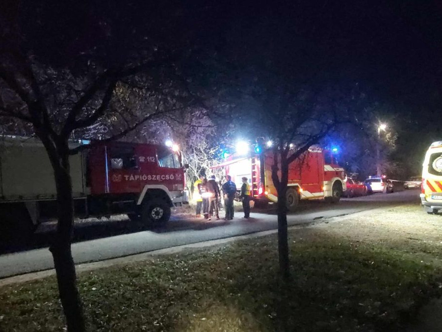 Päť ľudí zahynulo pri zrážke vlaku s autom v Peštianskej župe, jedna osoba je vo vážnom stave