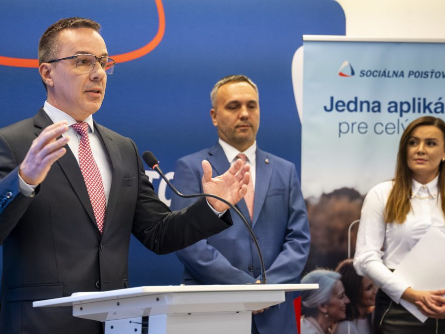 Minister práce, sociálnych vecí a rodiny Erik Tomáš.