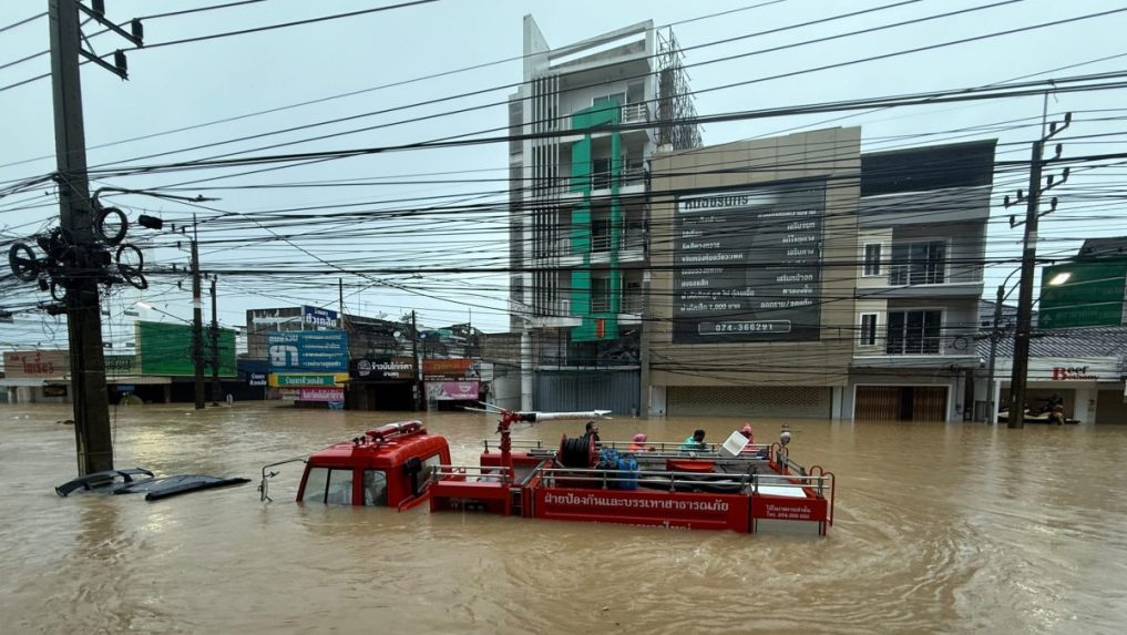 Hasičské auto je ponorené v povodňovej vode.