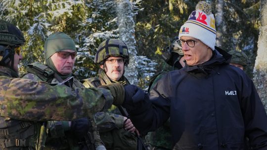 Alexander Stubb s dobrovoľníkmi, ktorí absolvujú vojenský výcvik.