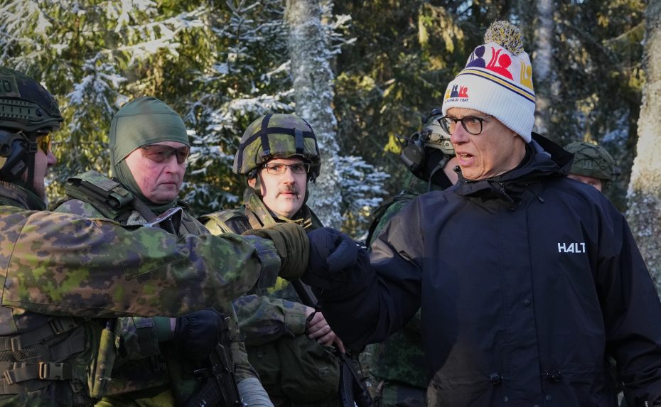 Alexander Stubb s dobrovoľníkmi, ktorí absolvujú vojenský výcvik.