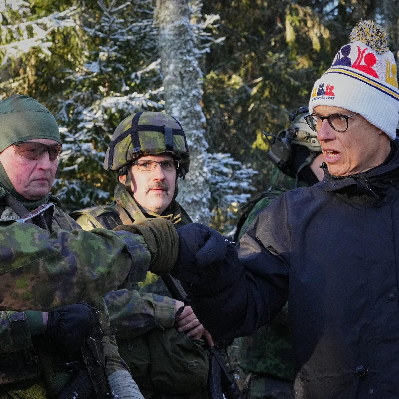 Alexander Stubb s dobrovoľníkmi, ktorí absolvujú vojenský výcvik.