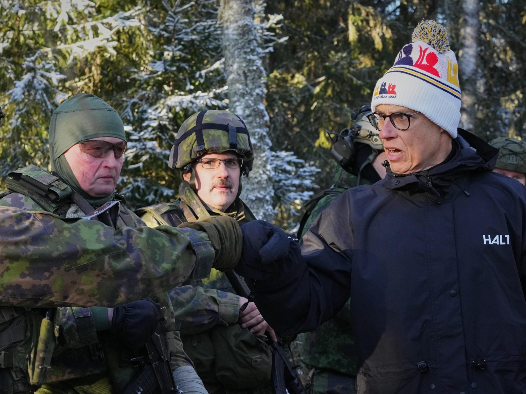 Alexander Stubb s dobrovoľníkmi, ktorí absolvujú vojenský výcvik.