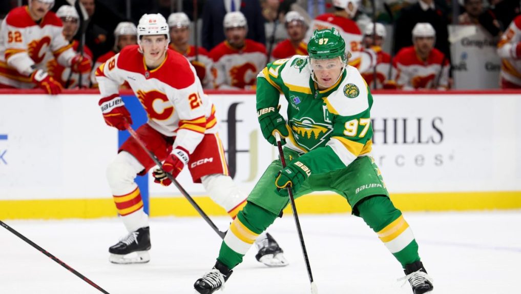 Samuel Honzek v pozadí v zápase proti Minnesote Wild.