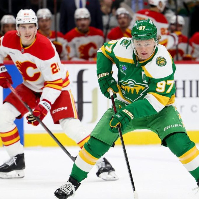 Samuel Honzek v pozadí v zápase proti Minnesote Wild.