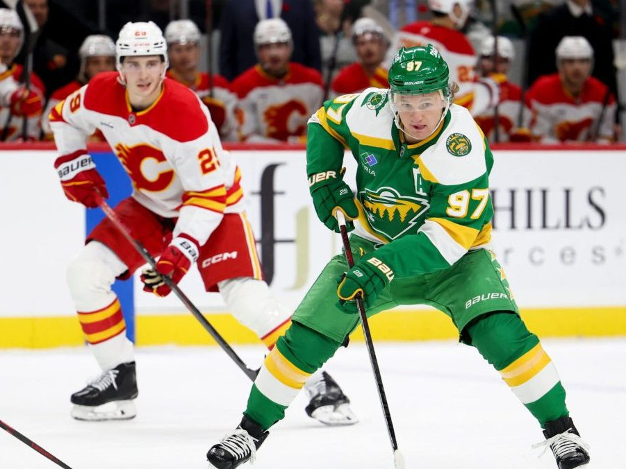 Samuel Honzek v pozadí v zápase proti Minnesote Wild.