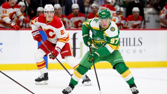 Samuel Honzek v pozadí v zápase proti Minnesote Wild.